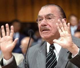 [sarney+mãos+ao+alto.jpg]