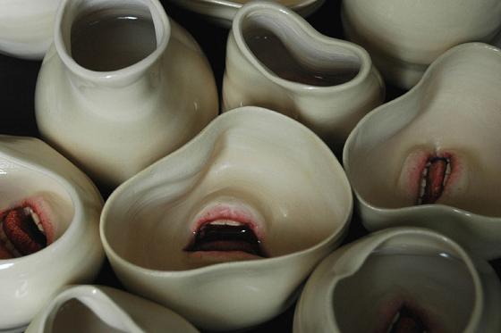 ronit baranga esculturas dedos bocas porcelana perturbador
