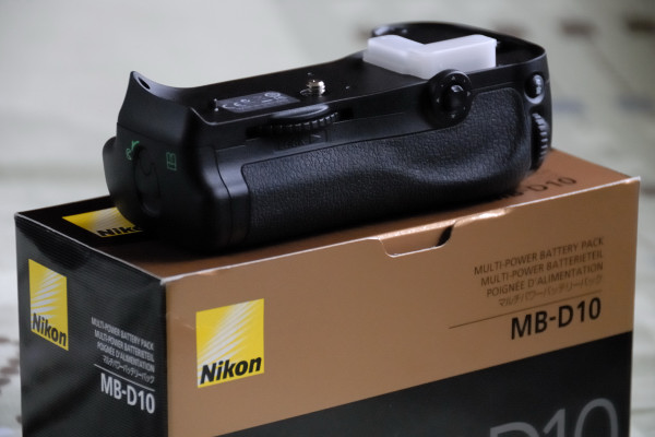 [NikonMB-D10_02.JPG]
