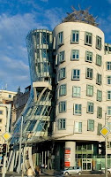 Cet immeuble dansant construit à Prague par Frank Gehry a été surnommé FRED ET GINGER