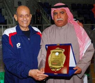 الكويت : نادي اليرموك ، يكرم رائد كرة اليد المصري الكابتن جابر علي مرسي
