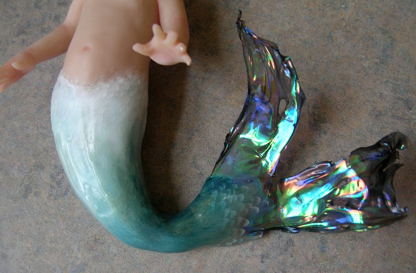 Хвостатый мальчик в индии. Хвост русалки. Дети родившиеся с хвостом. Хвост нерожденное дитя. Памятник нерожденным детям в словакии.