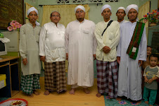 Besama Ustaz Izri bin Muhammad Mukhtar (tengah, berjubah putih))