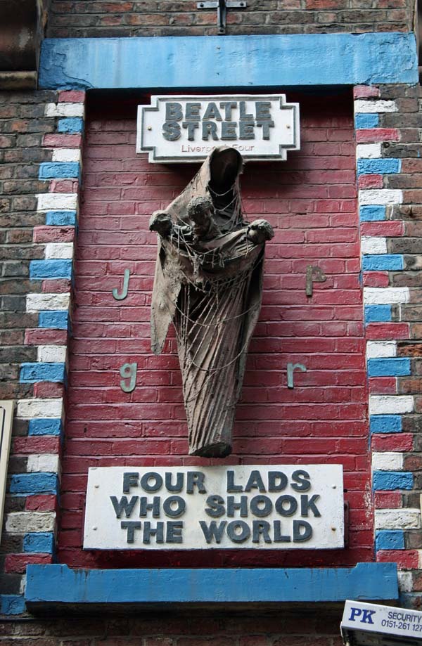 [another+beatles+shrine.jpg]