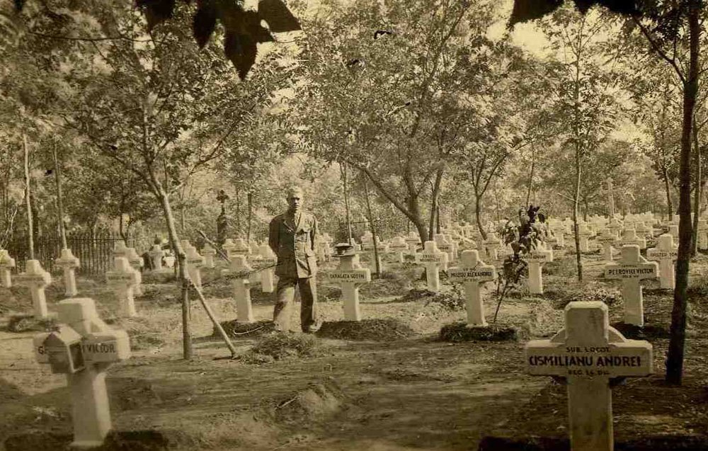 [Cimitirul+General+Dragalina_1941.jpg]