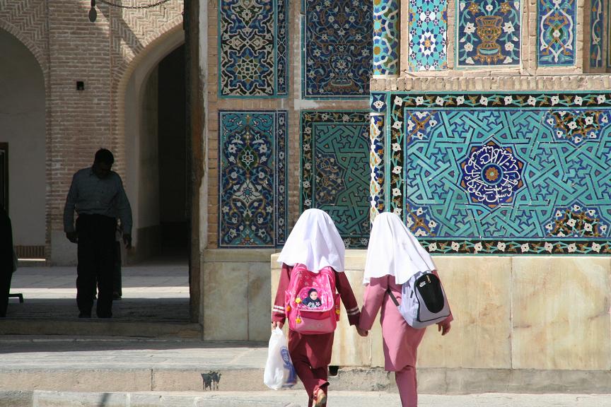 [9+Fetite+Yazd+Roncea+1.JPG]