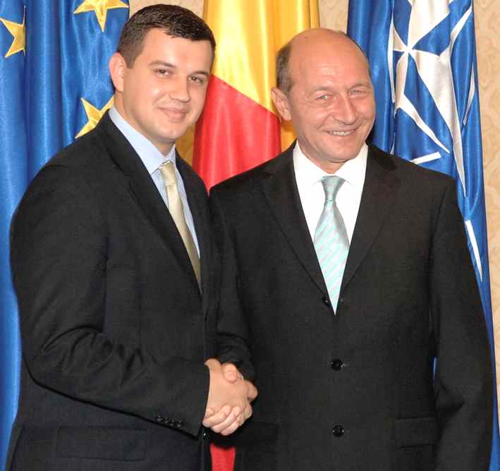 [Basescu+si+Tomac.jpg]