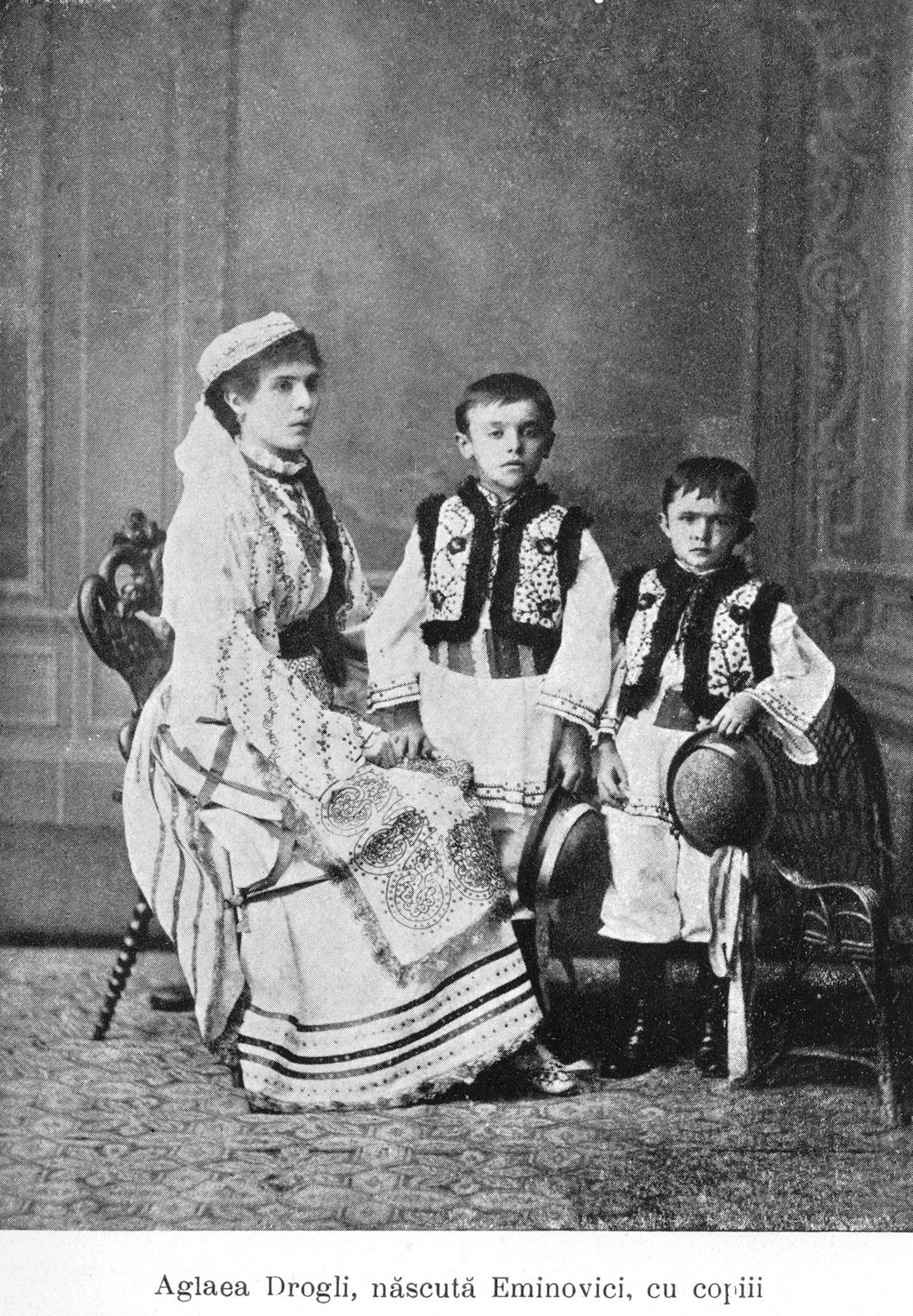 [Aglaea+Sora+lui+Eminescu.JPG]