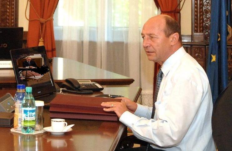 [Basescu+Putin+Ucraina+Laptop+CSAT.JPG]