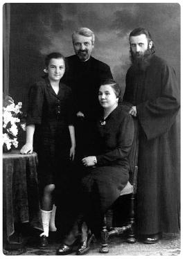[Parintele+Arsenie+Boca+si+Familia.JPG]