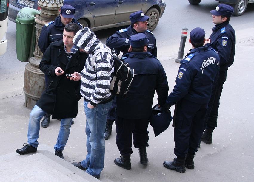 [Jandarmi+si+ofiteri+info.JPG]