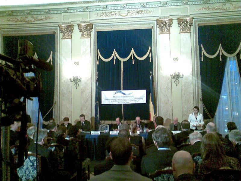 [Basescu+Marea+Neagra+si+Marea+Caspica.jpg]