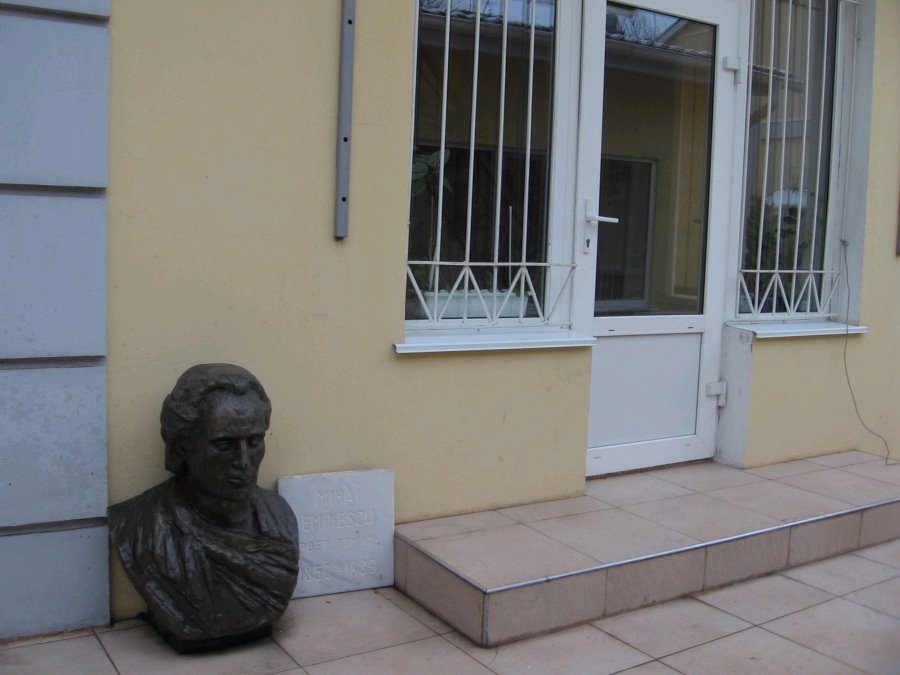 [Eminescu+in+curtea+Consulatului+Romaniei+din+Odessa.bmp]