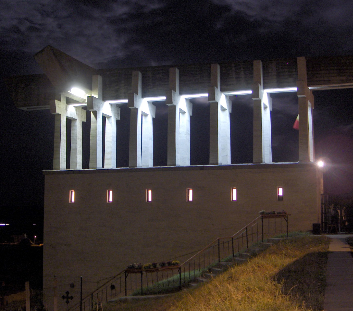 [monumentul+de+la+Aiud+noaptea.jpg]