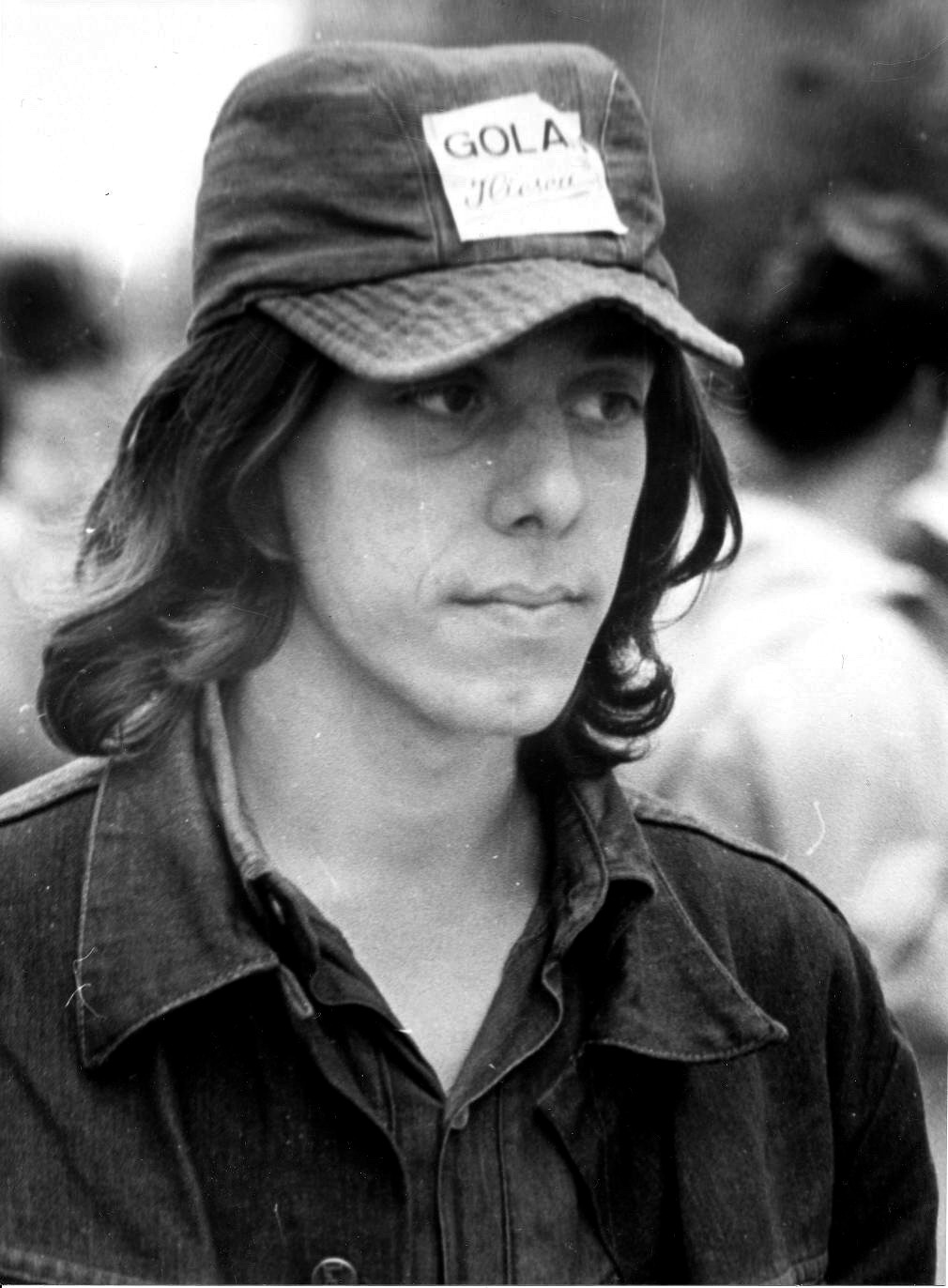 [Victor+Roncea+in+Piata+Universitatii+1990.jpg]