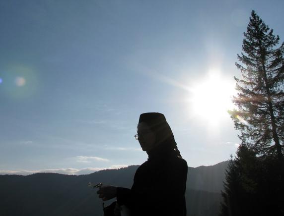 [10+Maica+la+Manastirea+petru+Voda.jpg]