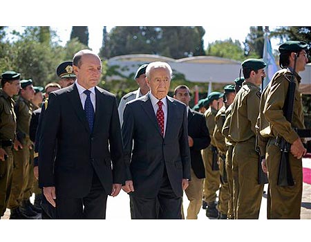 [basescu+si+peres.jpg]