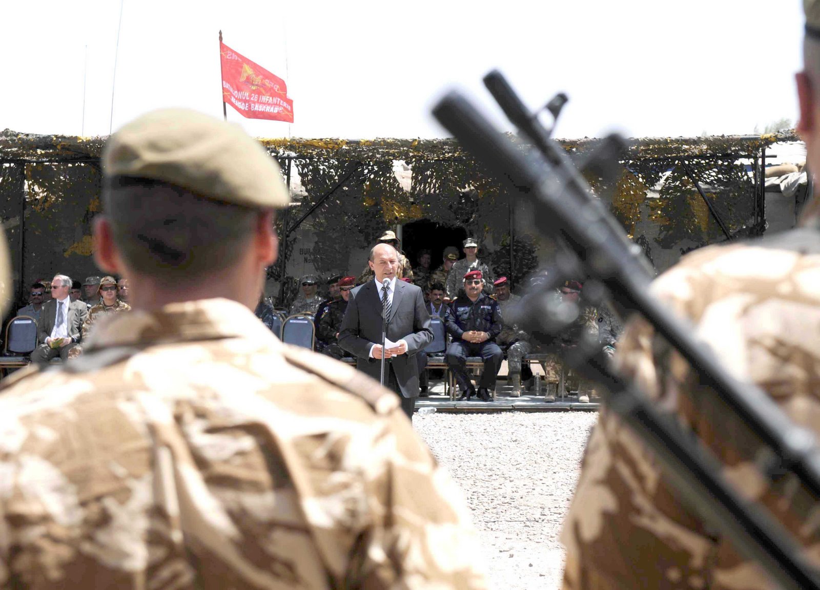 [Basescu+in+Irak.jpg]