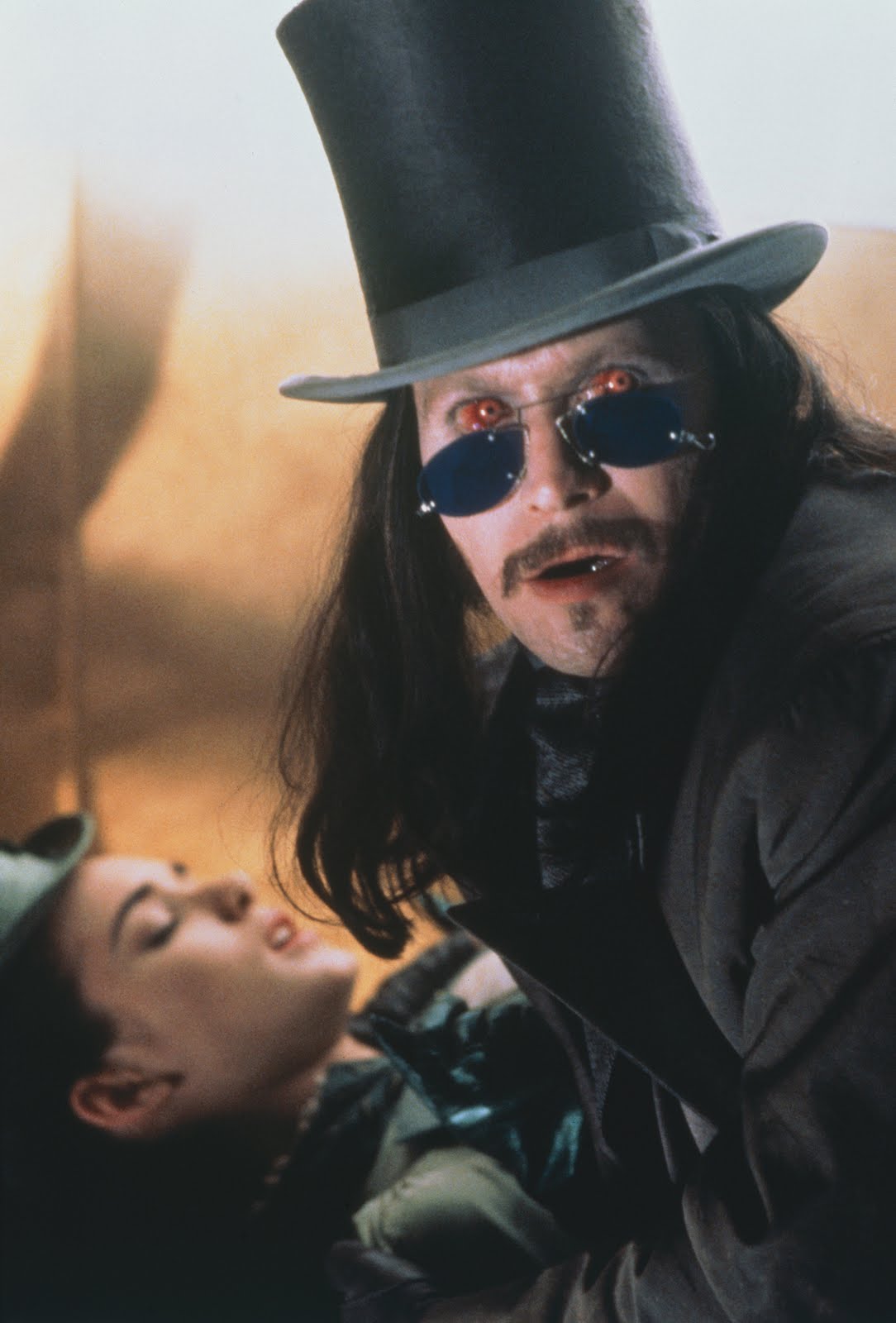 http://4.bp.blogspot.com/_0lkHFmksBHE/SwvmuL82V2I/AAAAAAAACAE/2TVnGKd4cUo/s1600/__extra_24391-Bram-Stokers-Dracula3.jpg