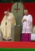 O Papa João Paulo II Usa Outro Símbolo Satânico de Magia Negra do Anticristo Durante Sua Viagem a I