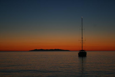 la Capraia all'orizzonte la Capraia all'orizzonte