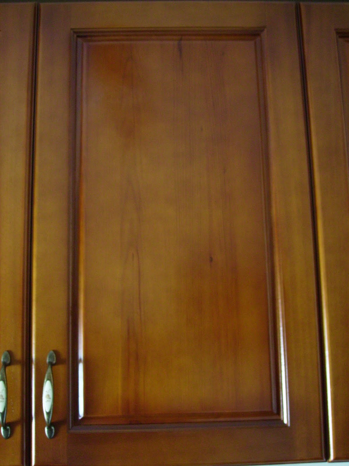 .: Armario en madera maciza.