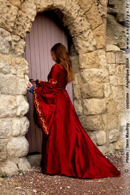 Robes de mari?�e ?� Bordeaux: Robe de mari?�e m?�di?�vale : la Dame Rouge