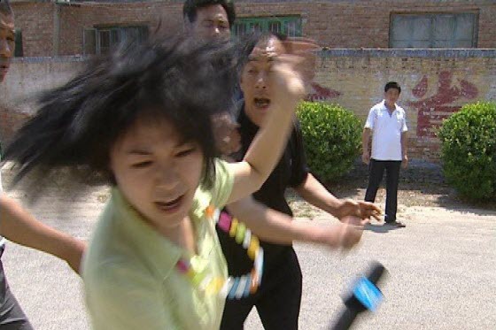[china-village-official-attacks-tv-reporter.jpg]