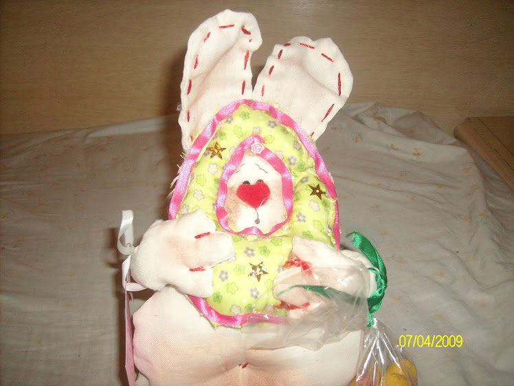 Conejo de Pascuas escondido en huevito
