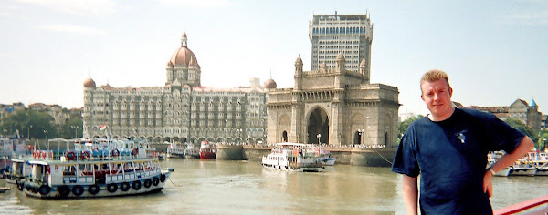 En Inde devant le "Taj Mahal Hotel" - Pour Le Cordon Bleu - 2005