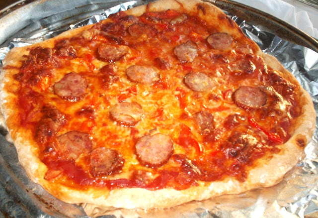 Pizza cu carnat si vegetale