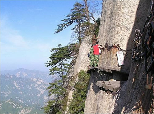 Puncak gunung paling berbahaya di dunia Puncak gunung paling berbahaya di dunia