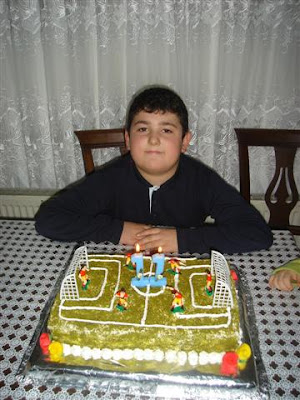 futbol sahası şeklinde doğum günü pastası