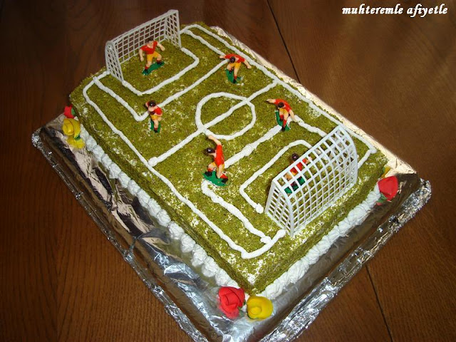 Muhterem�le Afiyetle FUTBOL SAHASI ŞEKLİNDE PASTA