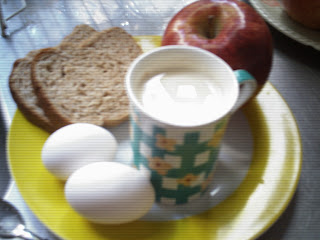 Desayuno light: Leche, huevos, tostadas y manzana