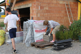 Wir wohnen im neuen Haus: Dachziegel auf der Garage