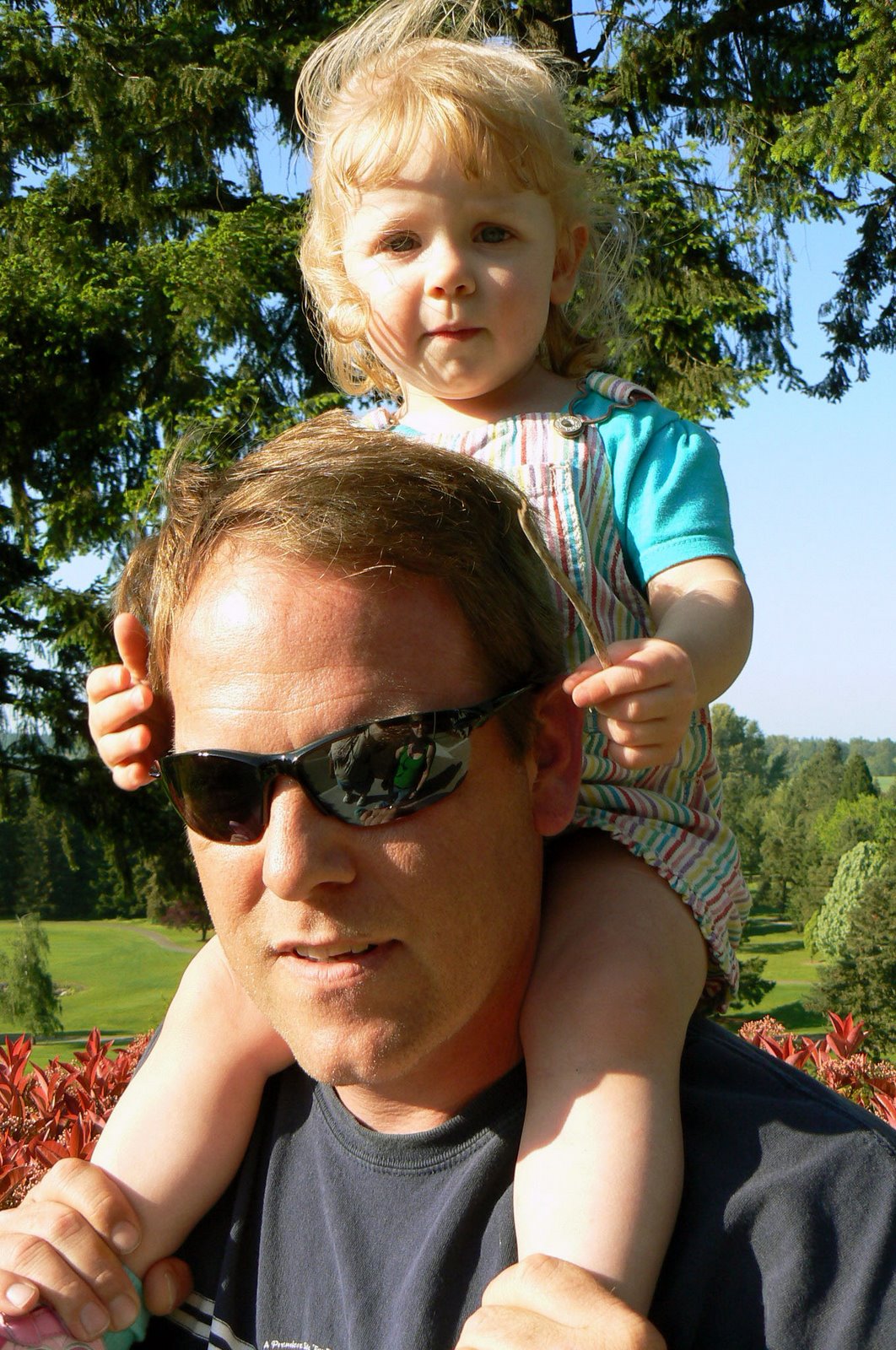 [LeAnne+on+daddy's+shoulders.jpg]