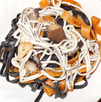  Spaghetti negros y rojos con setas y gulas 