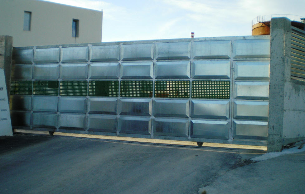 Συρόμενη πόρτα με μηχανισμό κίνησης