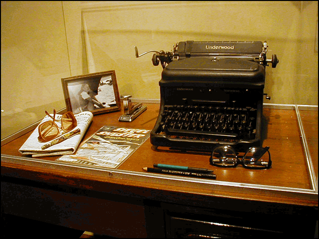 [Jerry+Siegel+s+Typewriter+and+desk.gif]
