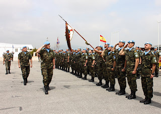 El General Asarta entrega las Medallas de la ONU al contingente español en Líbano.