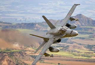 Aviones de combate españoles y estadounidenses participan en Canarias en un ejercicio.