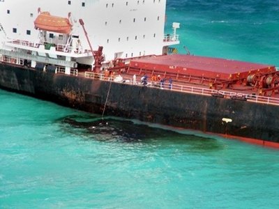 World Hot Trends: Oil leaks from tanker collision off Singapore