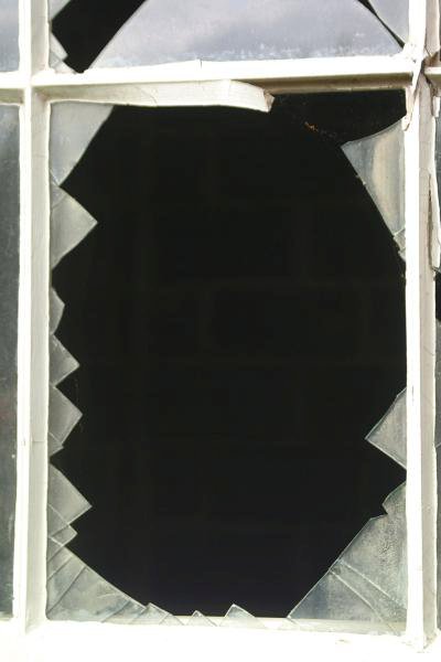 разбитые окна. сонник-толкование снов к чему снится окно. окно разбилось. к чему снится разбить окно в доме. разбитое пластиковое окно.