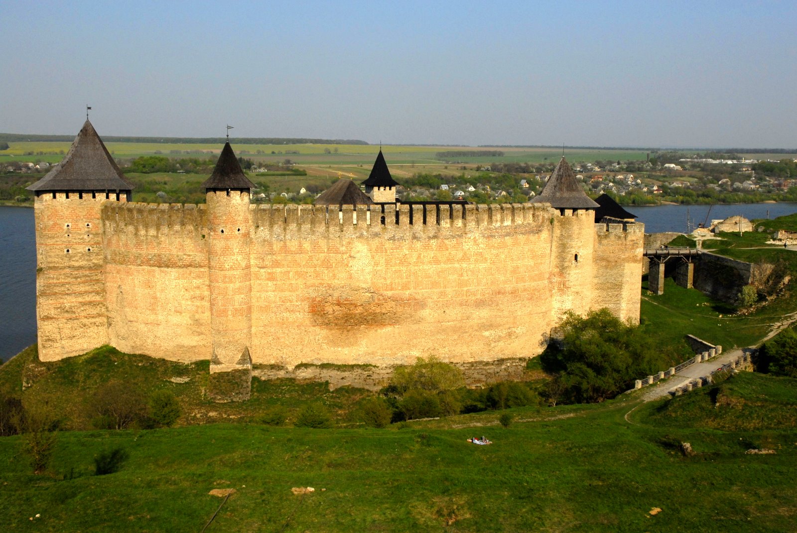 Рыцарские замки бодиам. Замок феодала в романском стиле. Хотинская крепость в кино. Каркассон франция. Хотинская возвышенность.