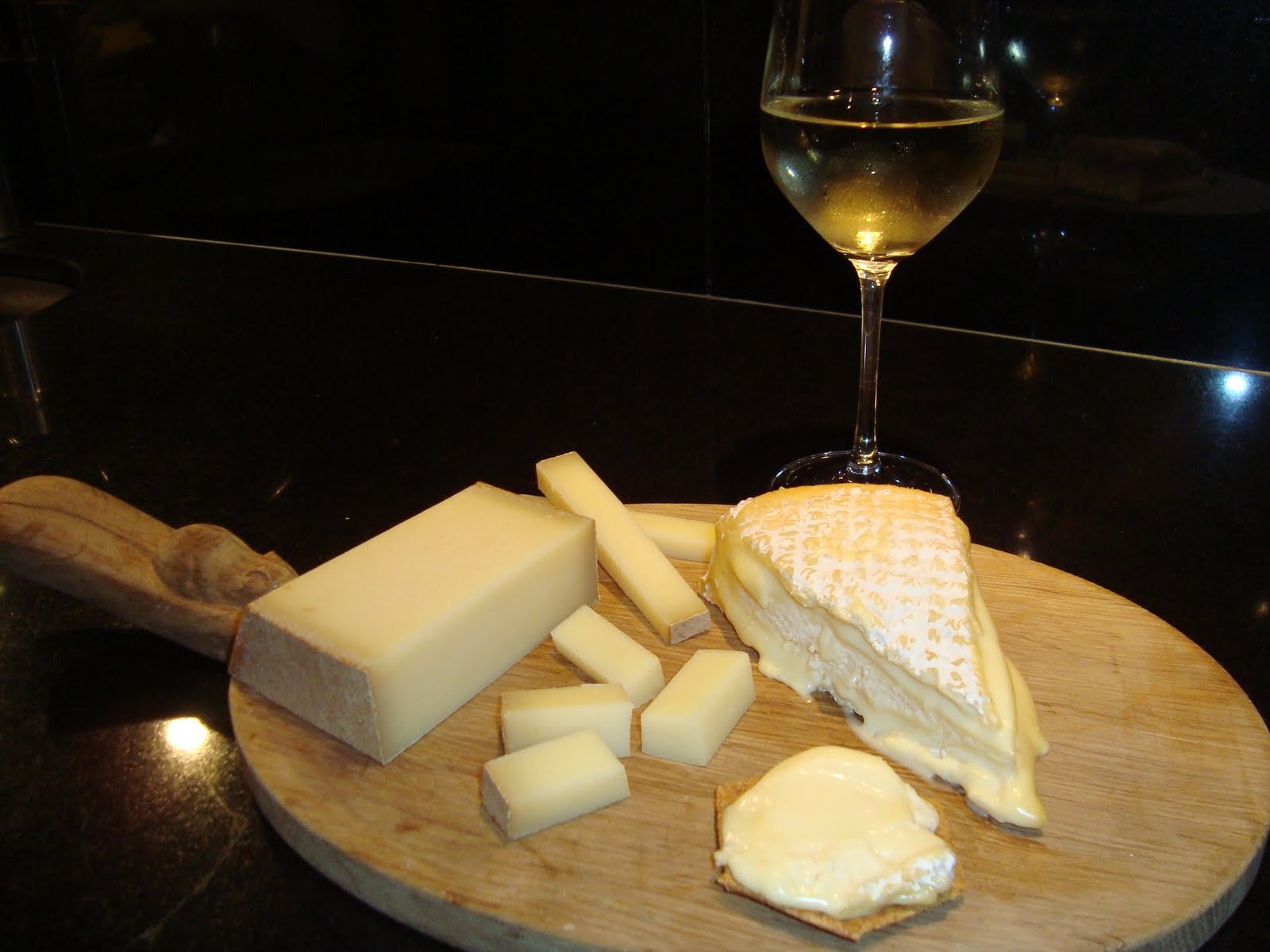 Сыр вино санкт петербург. Сыр Бри и вино. Вино и сыр. Сырная тарелка и бокал вина. Сыры нарезка.