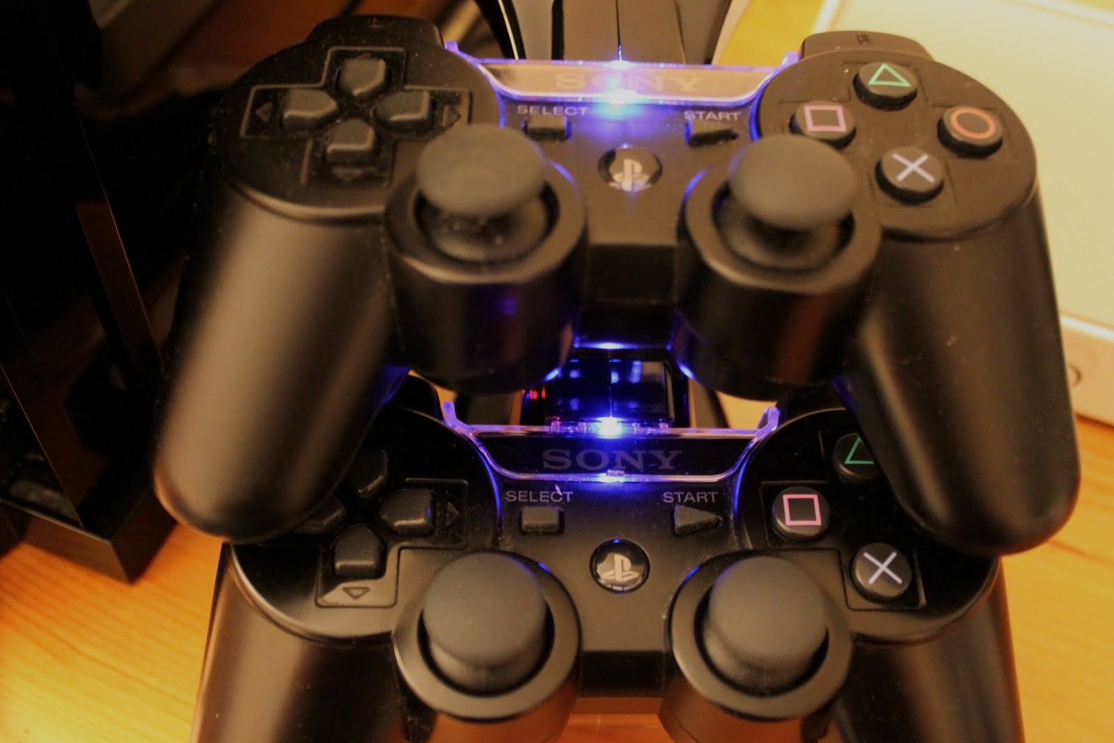 GaDgeT GeEk GAMEware PS3 Controller Charging Dock