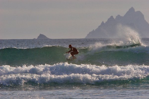 Surfer à St. Finian's Bay (a l'arriere fond, the Skellig rocks, patrimoine mondial unesco)