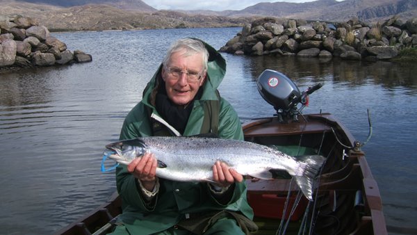 Peter O'Neill avec un bon saumon de cette saison, saumon du lough Currane
