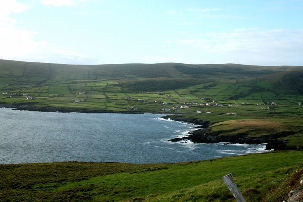 St. Finian's Bay mat dem Duerf, eng Paerel aus dem South-West Kerry